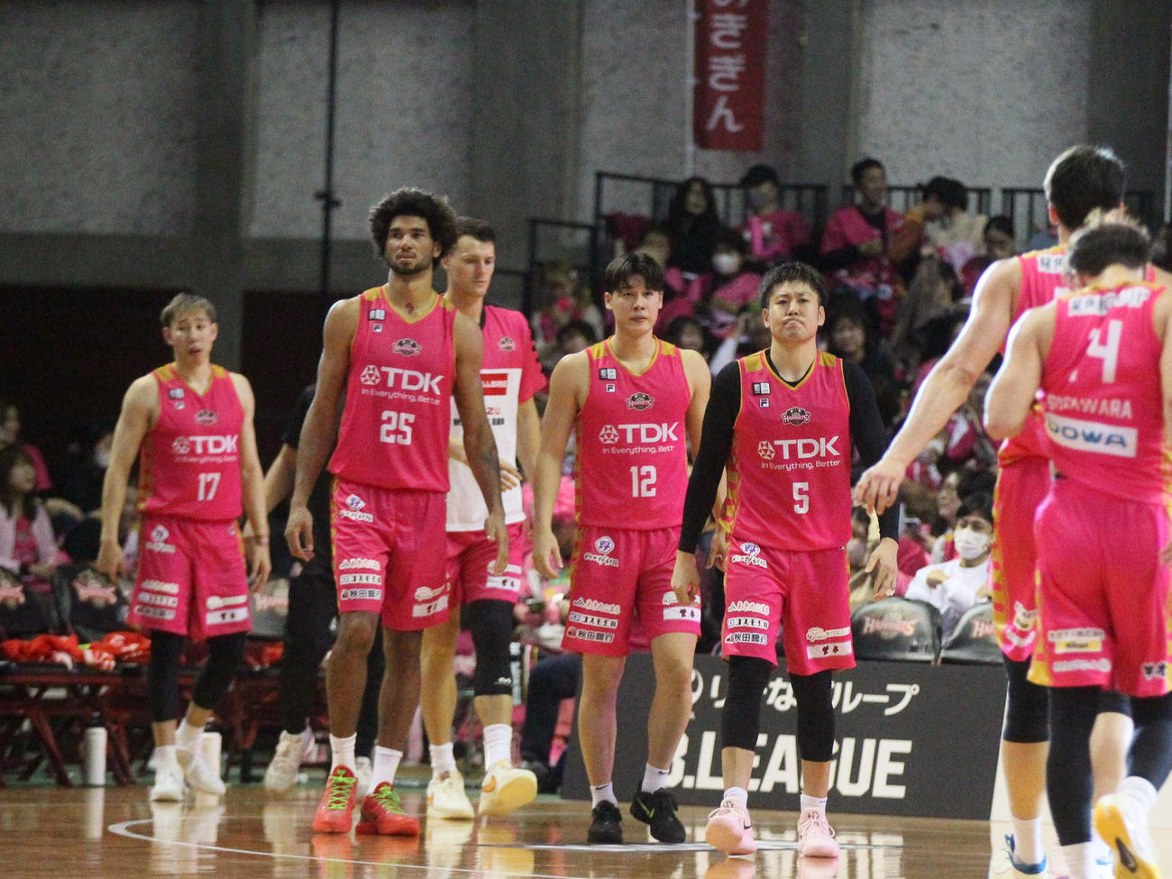 秋田対琉球　ホーム開幕戦で敗戦を喫し悔しそうな表情を浮かべるB1秋田の選手たち（撮影・高橋香奈）