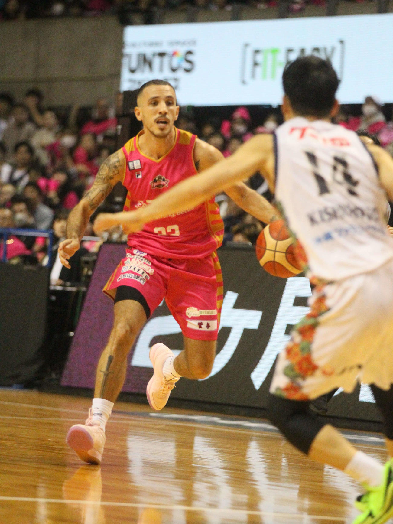 秋田対琉球　ドリブル突破するB1秋田アリ・メザー（撮影・高橋香奈）
