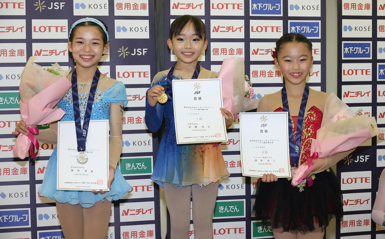 全日本ノービス選手権ノービスB1位近藤尚生（中央）、2位越智菜波（左）、3位窪田あこ（撮影・中島郁夫）