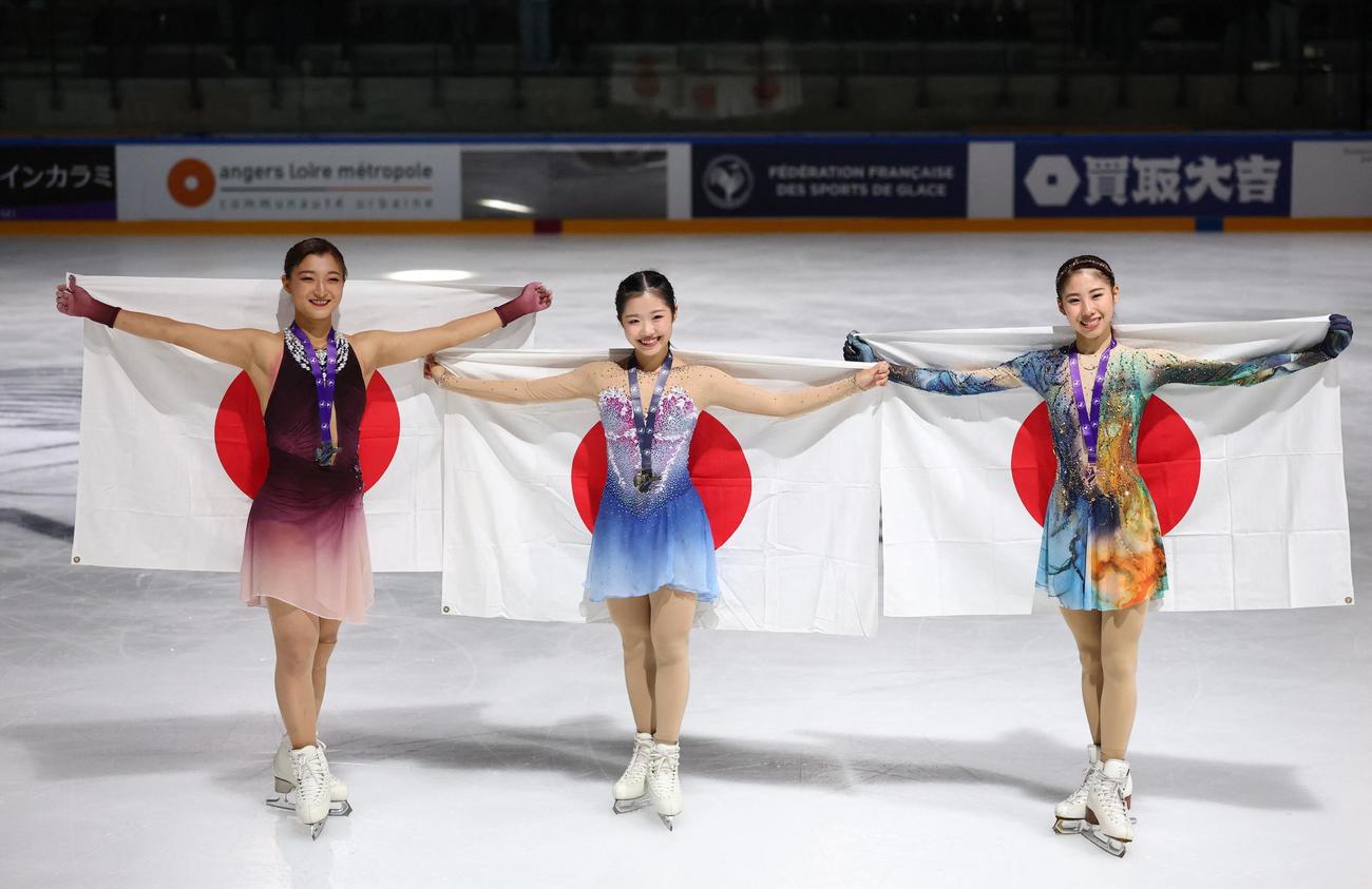 GPシリーズ第1戦フランス大会でメダルを獲得した2位坂本花織（左）、優勝の中井亜美（中央）、3位住吉りをん（ロイター）