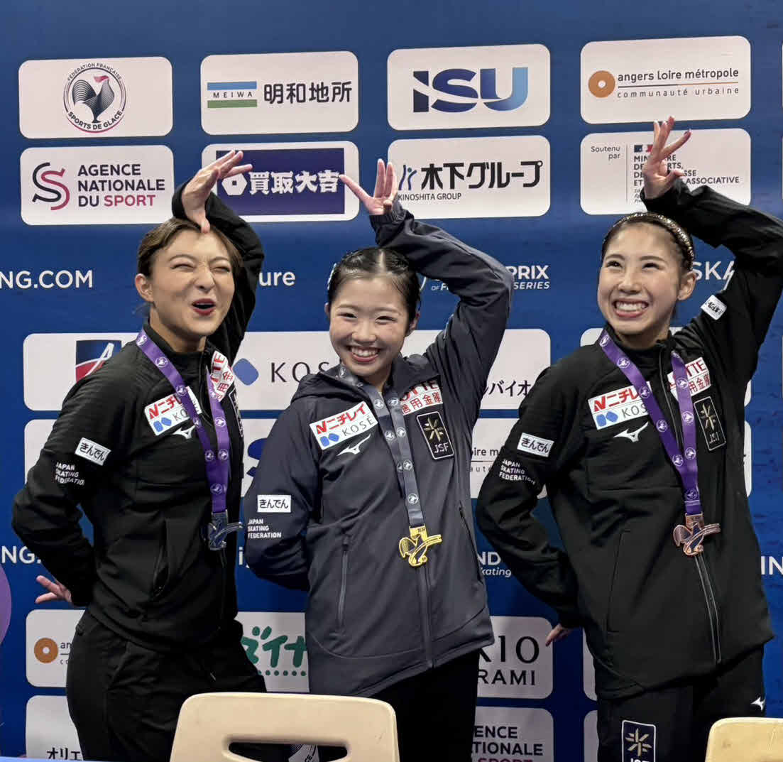 左腕を上げ、おそろいのポーズをする3人。左から坂本花織、中井亜美、住吉りをん（撮影・松本愛香）