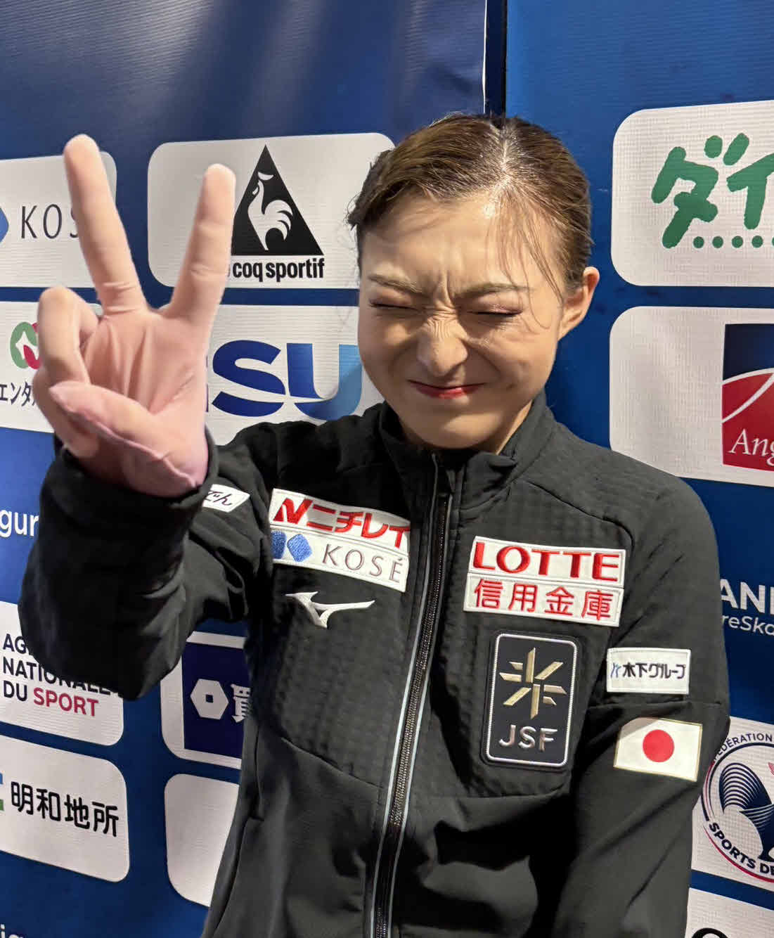 目をつぶって左手で2本の指を立てる坂本花織（撮影・松本愛香）