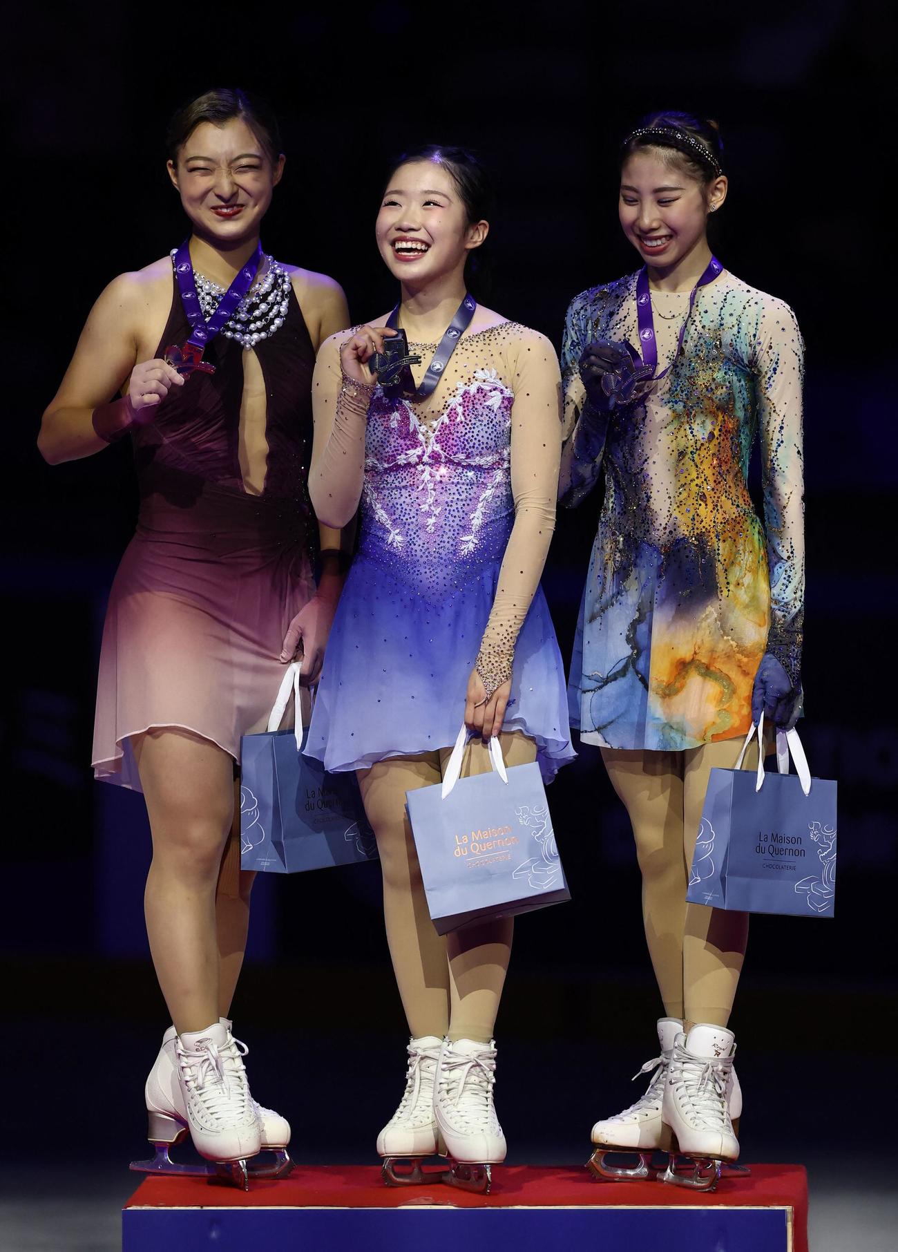 表彰台　左から2位坂本花織、1位中井亜美、3位住吉りをん（ロイター）