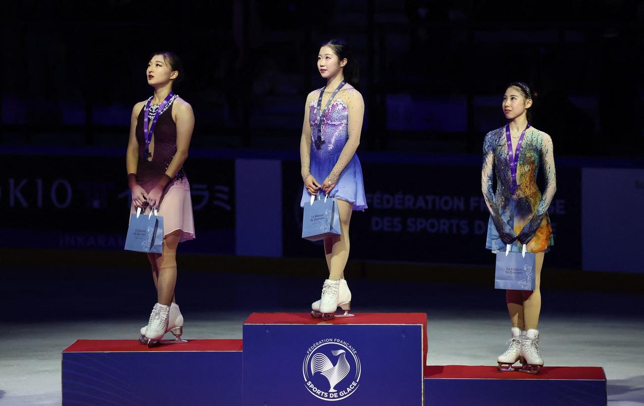 表彰台　左から2位坂本花織、1位中井亜美、3位住吉りをん（ロイター）