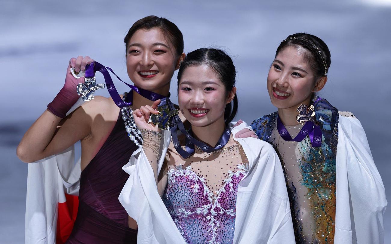 GPシリーズ第1戦フランス大会、メダルを手に笑顔を見せる2位坂本花織（左）、優勝の中井亜美（中央）、3位住吉りをん（ロイター）