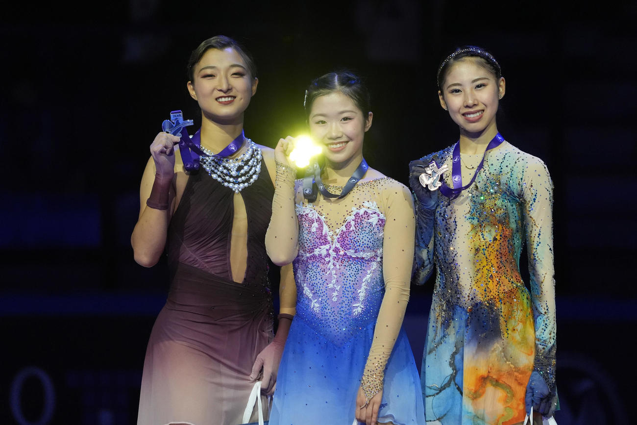 表彰台　左から2位坂本花織、1位中井亜美、3位住吉りをん（撮影・パオロ　ヌッチ）