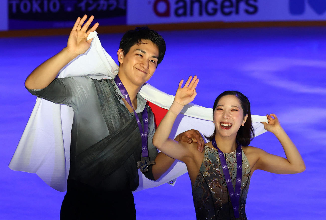 GPシリーズ第1戦フランス大会　優勝した三浦璃来（右）、木原龍一組（ロイター）