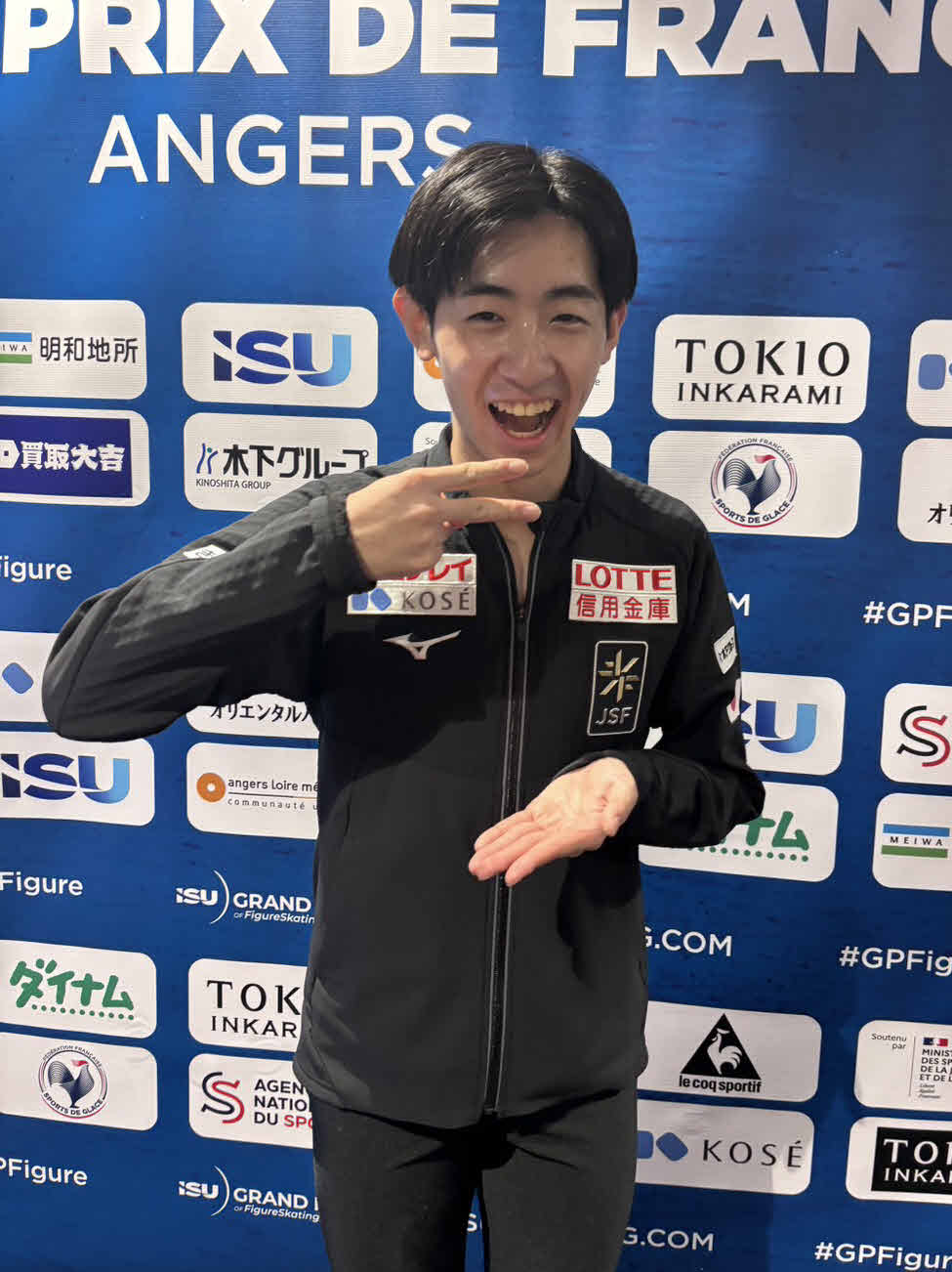 麺料理を食べるようなしぐさをする壷井達也（撮影・松本愛香）
