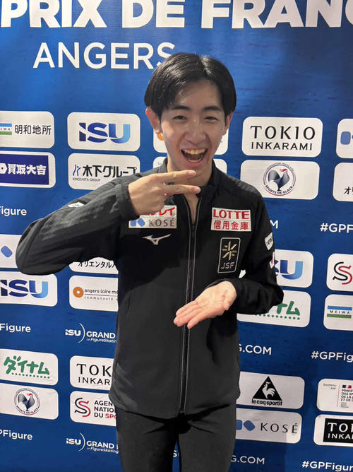 麺料理を食べるようなしぐさをする壷井達也(撮影・松本愛香)