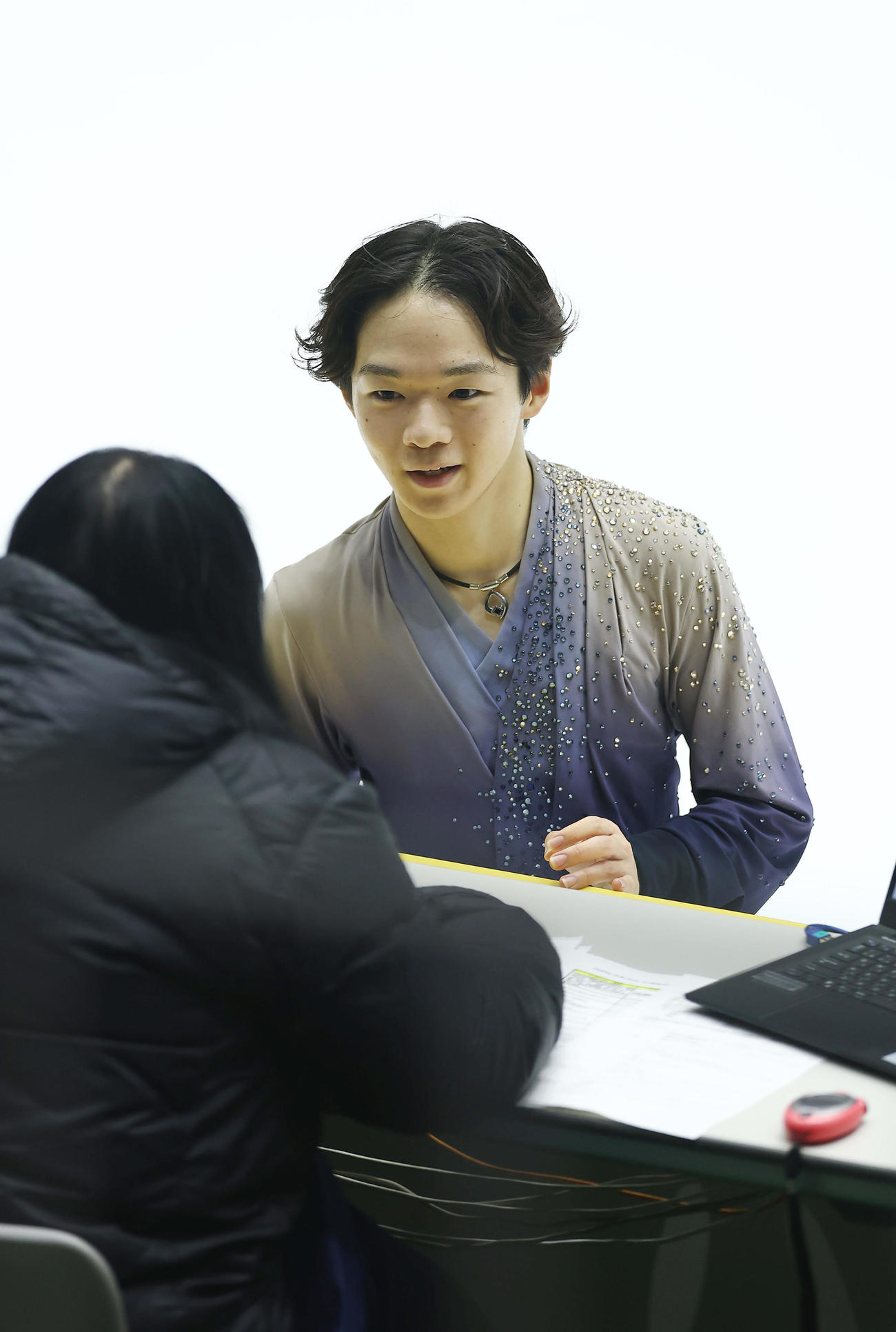 男子フリーで演技を中断し、審査員と話す鍵山（撮影・前田充）