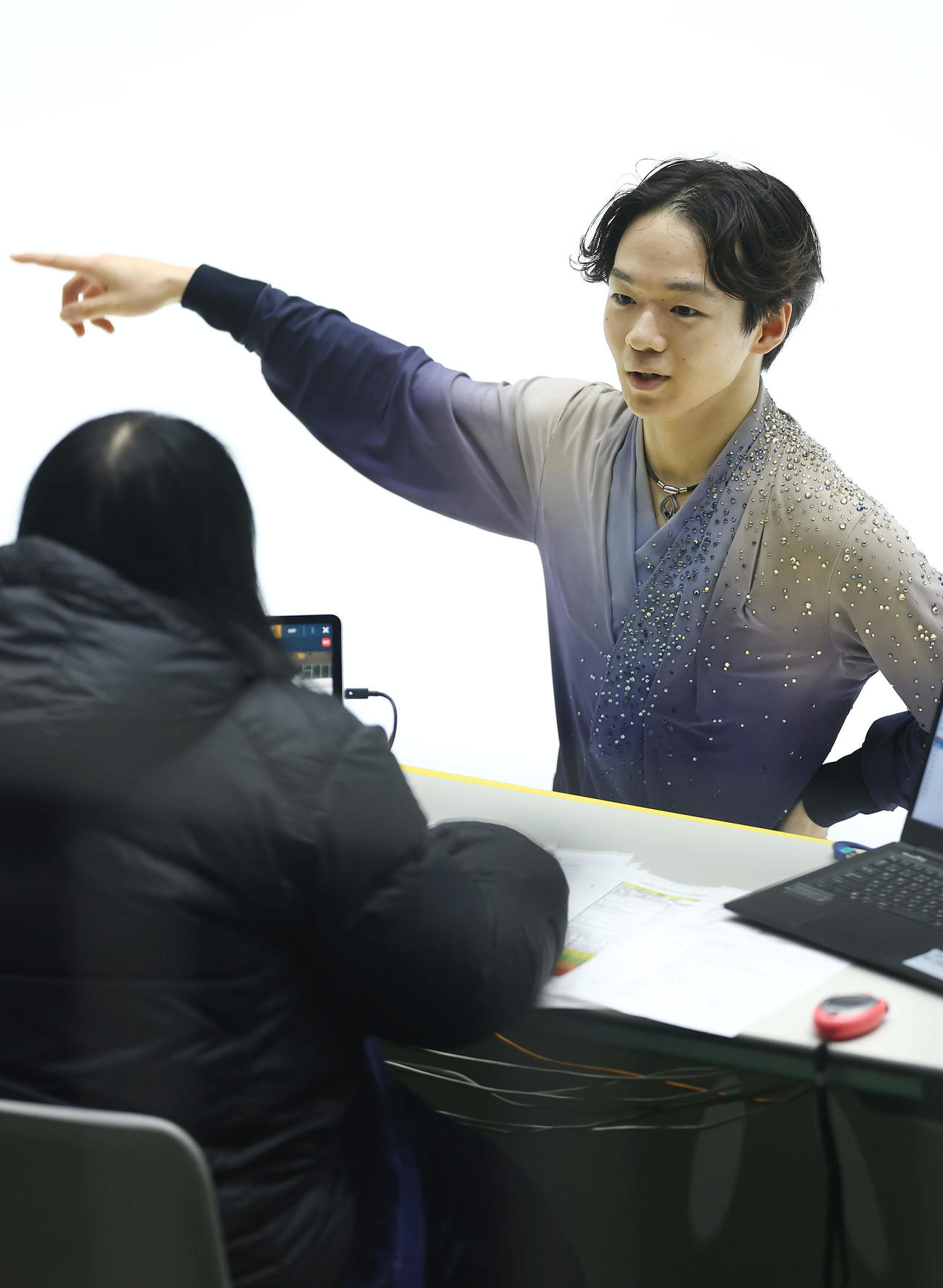 男子フリーで演技を中断し、審査員と話す鍵山（撮影・前田充）