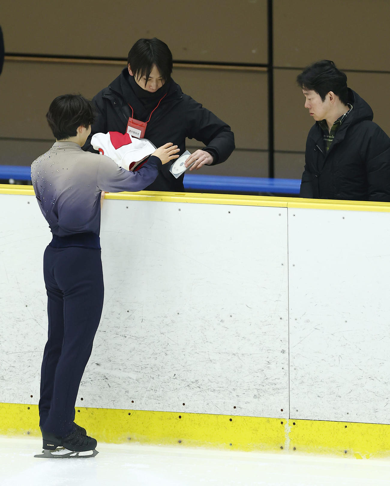 男子フリーで演技を中断し、ディスクを受け取る鍵山。右は見守る父の正和さん（撮影・前田充）
