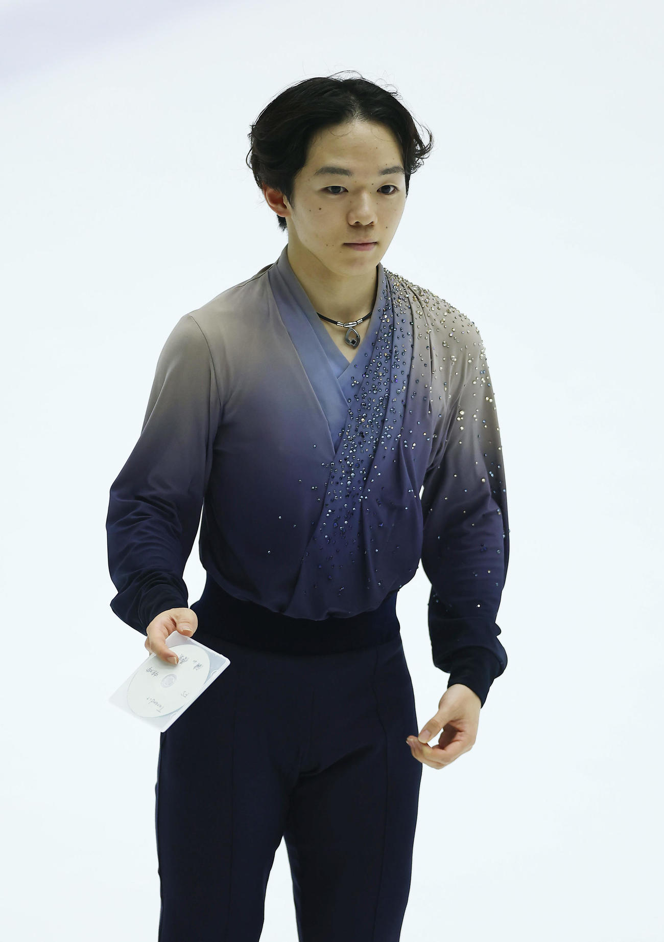 男子フリーで演技を中断し、ディスクを手にする鍵山（撮影・前田充）