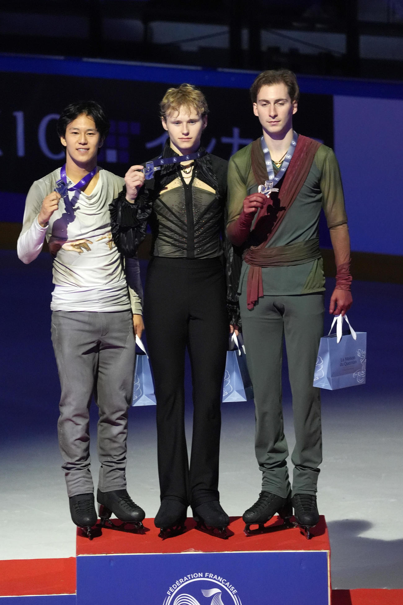 男子シングル表彰式　優勝したイリア・マリニン（中央）。左は2位のアダム・シャオイムファ、右は3位のニカ・エガゼ（撮影・パオロ　ヌッチ）