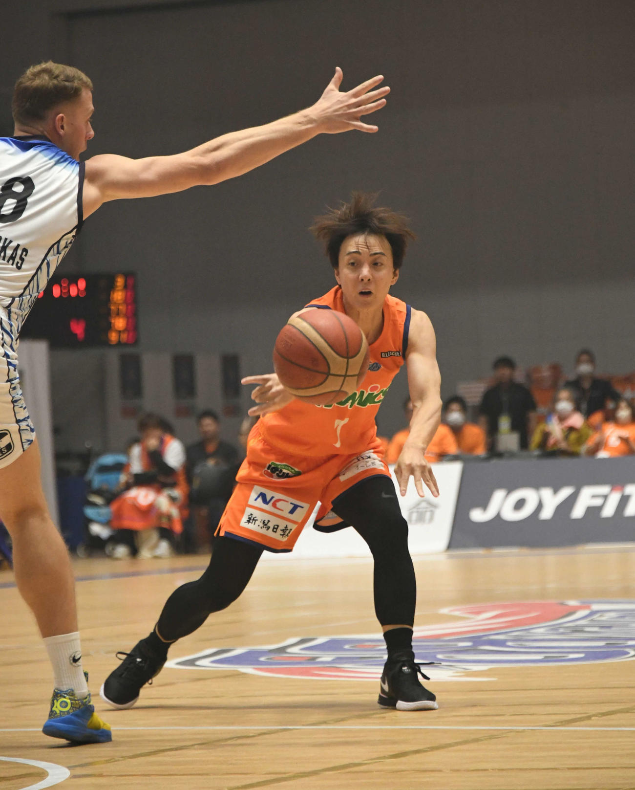 第1Q、パスを出す五十嵐
