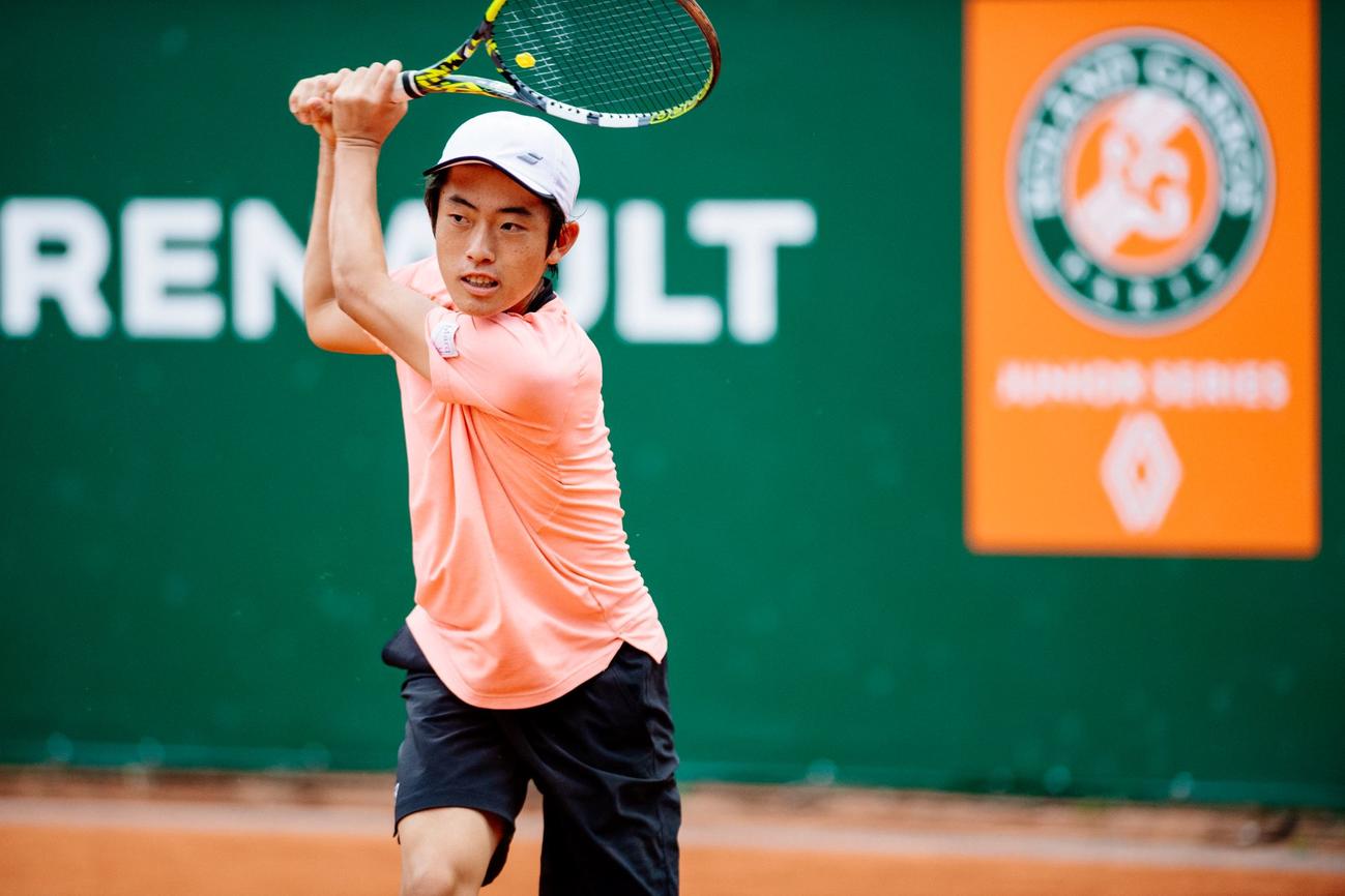 テニスの「ローランギャロス・ジュニアシリーズ・バイ・ルノー」の男子決勝を制した渡辺栞太（（C）FFT））