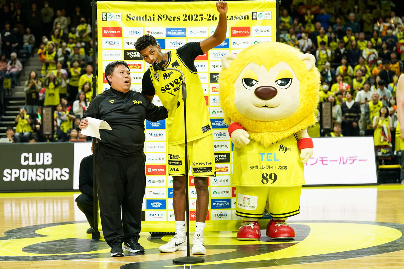仙台対三遠　この試合のMVPに選ばれた仙台のジャレット・カルバー（中）。右はチームキャラクターのティナ（（C）:仙台89ERS）
