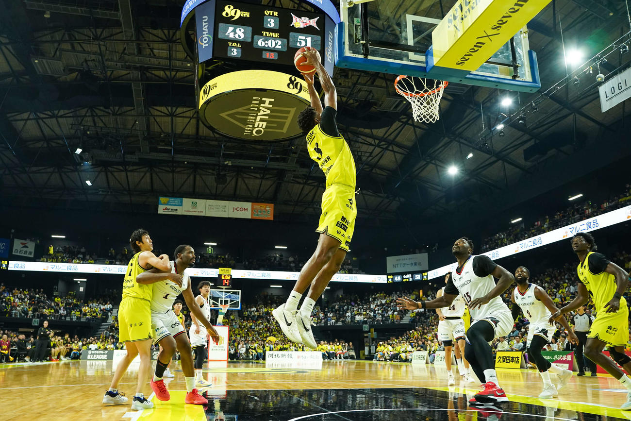 仙台対三遠　ダンクシュートを狙う仙台のジャレット・カルバー（（C）:仙台89ERS）