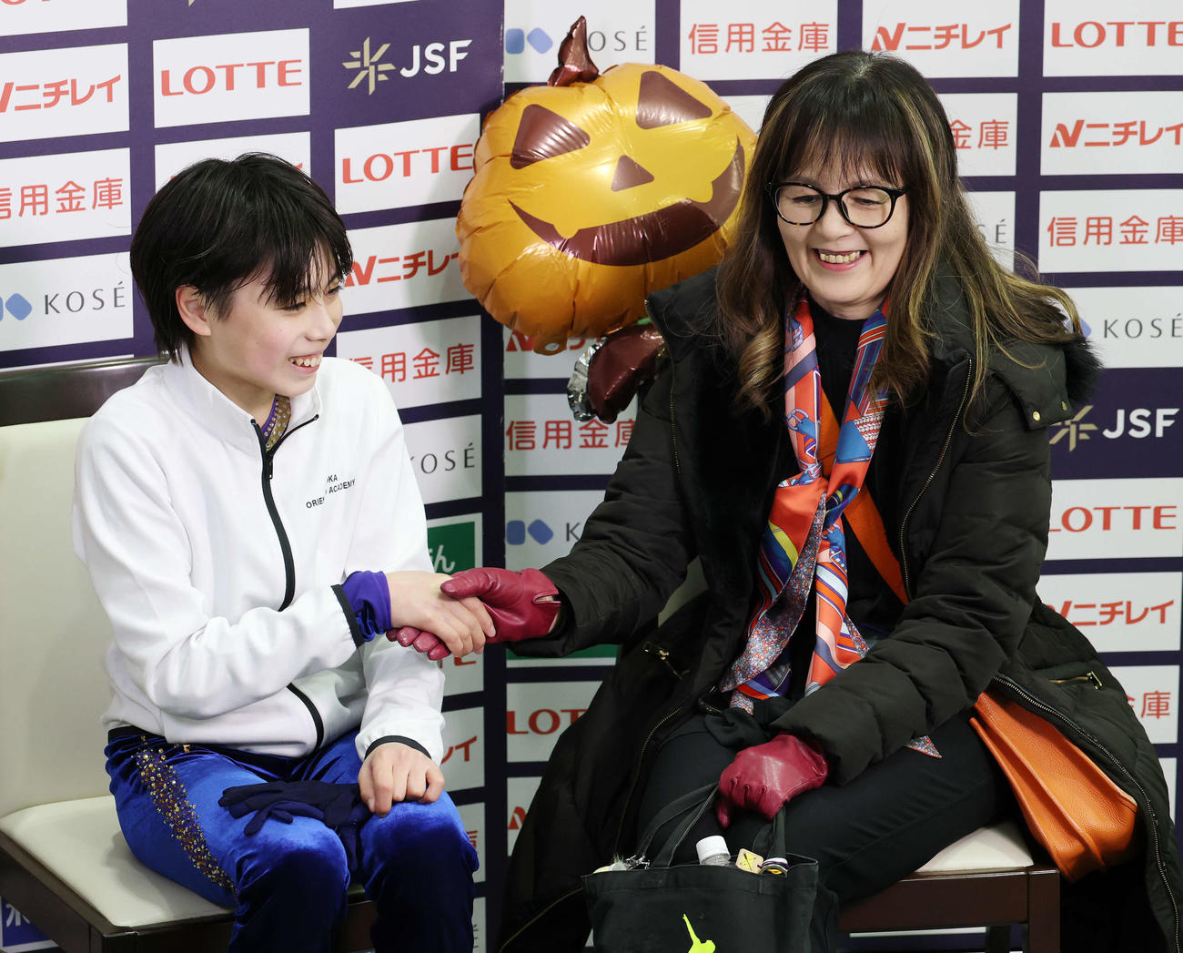 全日本ノービス選手権ノービスA男子で得点が発表され笑顔で石原美和コーチ（右）と握手する佐久間陸（撮影・宮地輝）