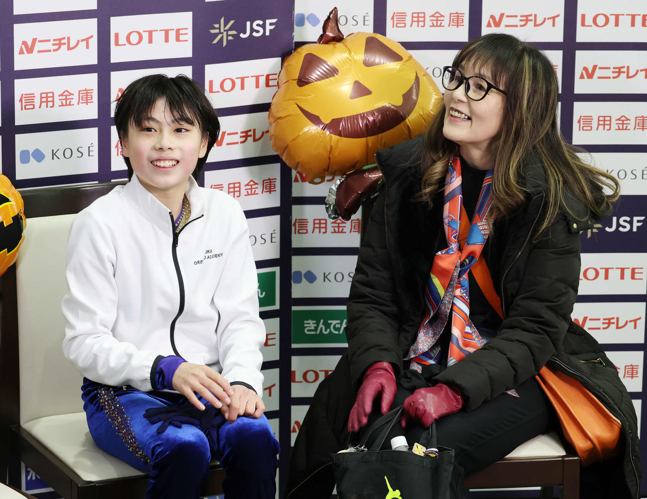 全日本ノービス選手権ノービスA男子で得点が発表され石原美和コーチ（右）と笑顔を見せる佐久間陸（撮影・宮地輝）