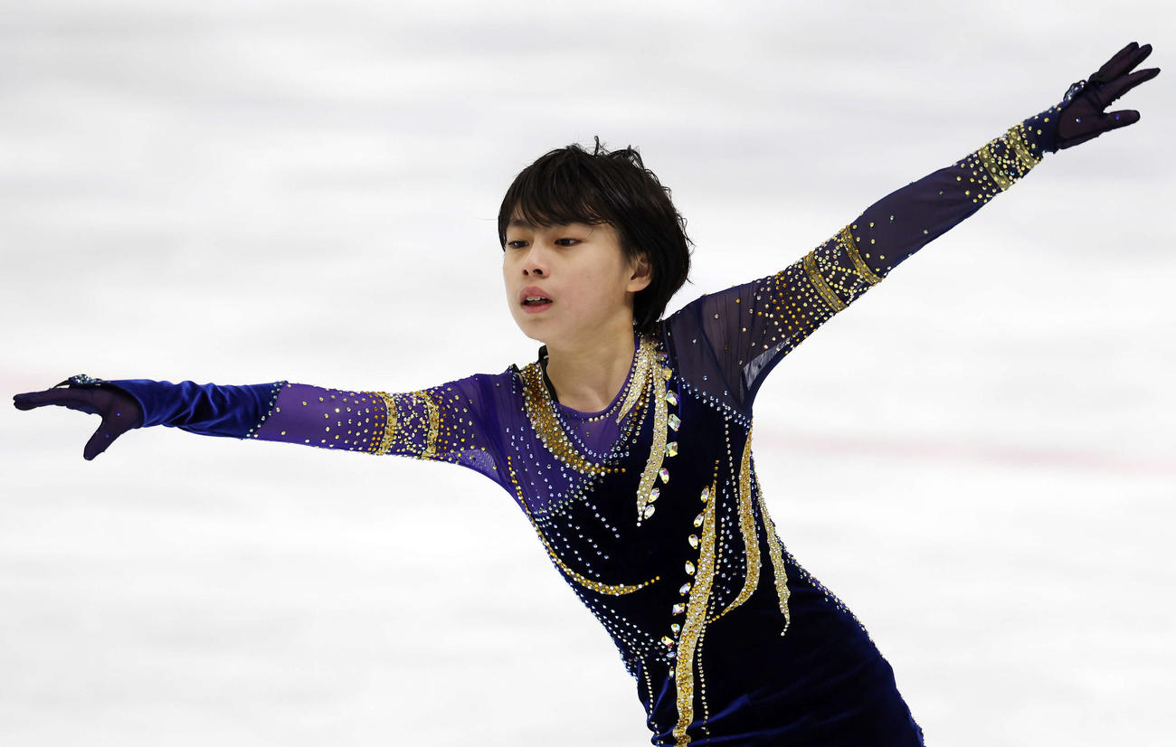 全日本ノービス選手権ノービスA男子で華麗な演技を披露する佐久間陸（撮影・宮地輝）