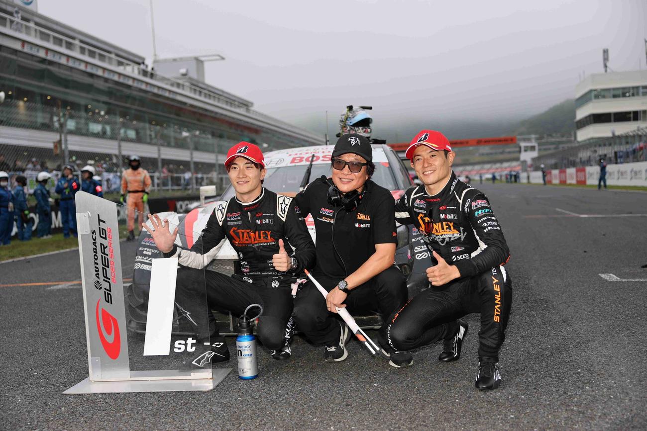 GT500クラスで優勝した牧野任祐、小島一浩監督、山本尚貴（左から＝GTA提供）