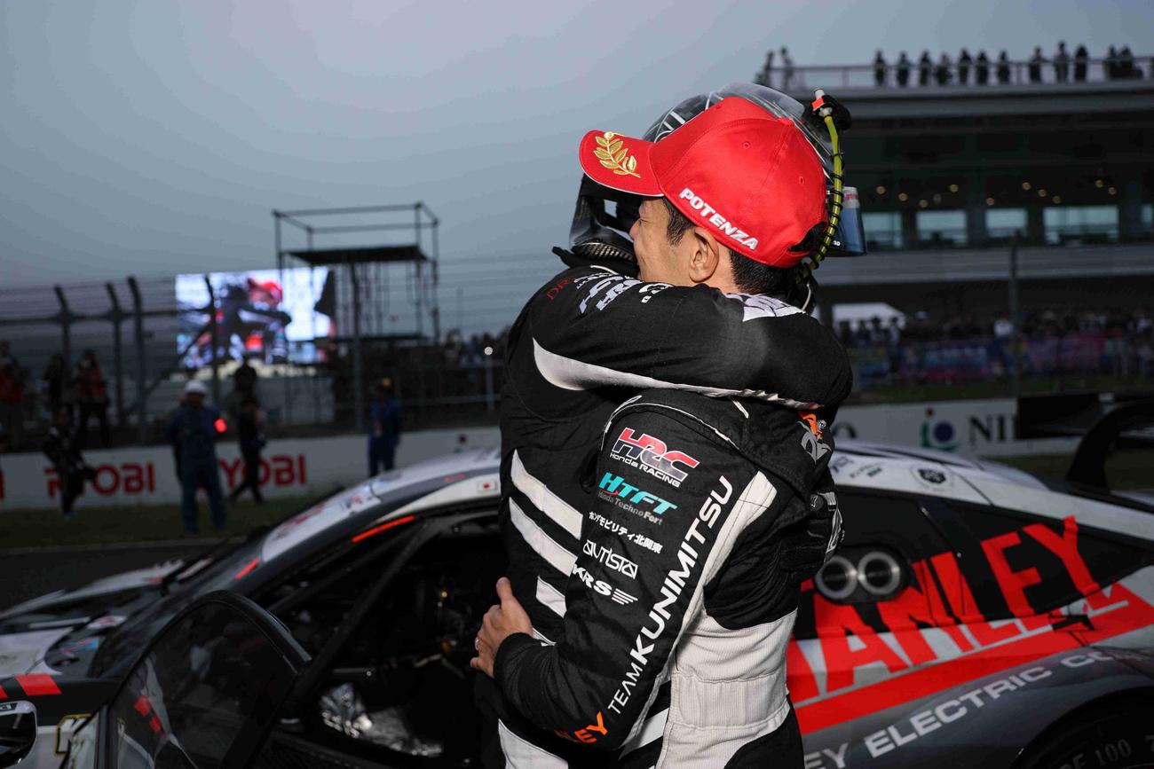 GT500クラスで優勝して抱き合う牧野任祐と山本尚貴（左から＝GTA提供）