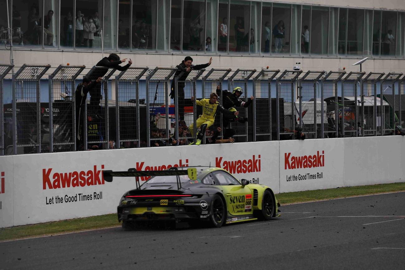 GT300クラスで優勝した666号車と喜ぶ藤波清斗（左から3人目＝GTA提供）（左から＝GTA提供）