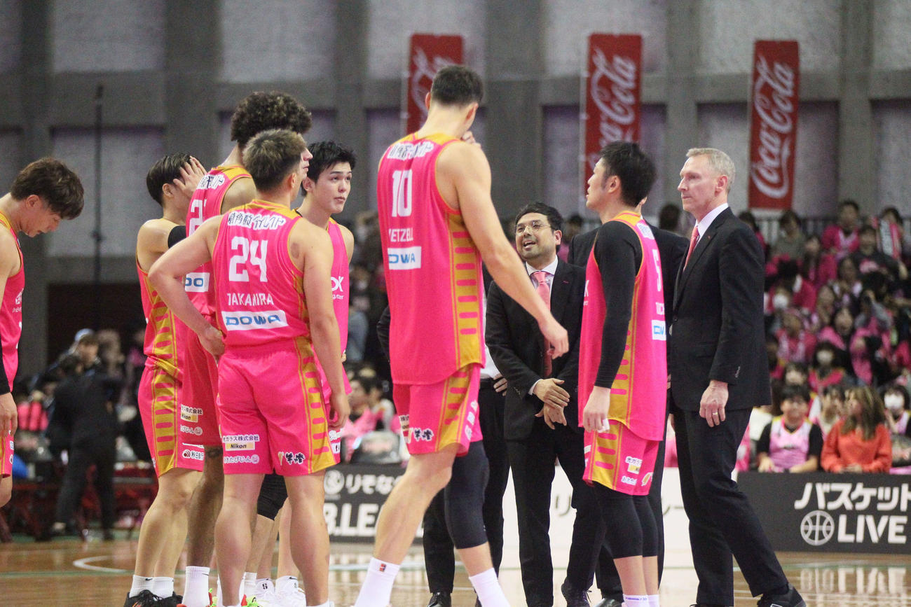 秋田対琉球　敗戦後、円陣を組むB1秋田の選手たちとコーチ陣（撮影・高橋香奈）
