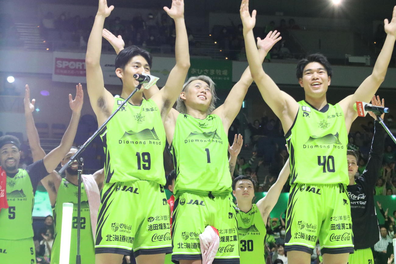 勝利の決めポーズをする北海道の関野（中央）。左はU－18の安藤、右は同西村（撮影・保坂果那）
