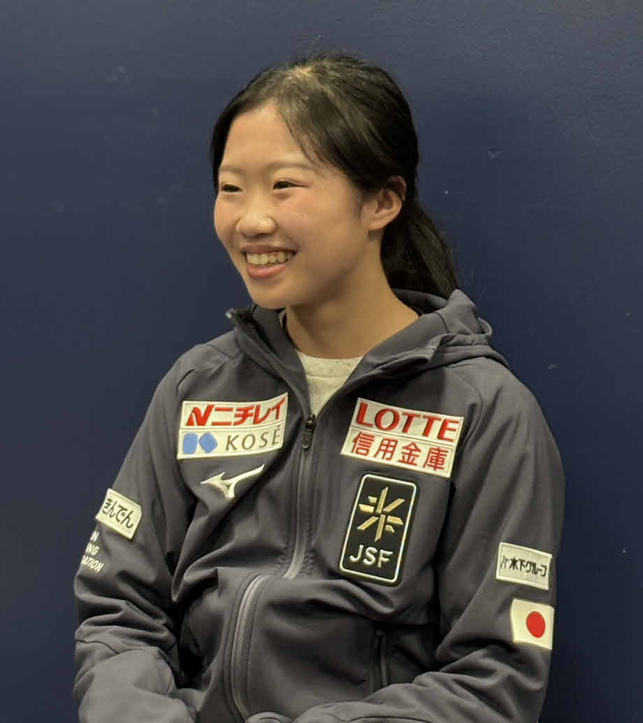 笑顔で一夜明け取材に応じる中井亜美