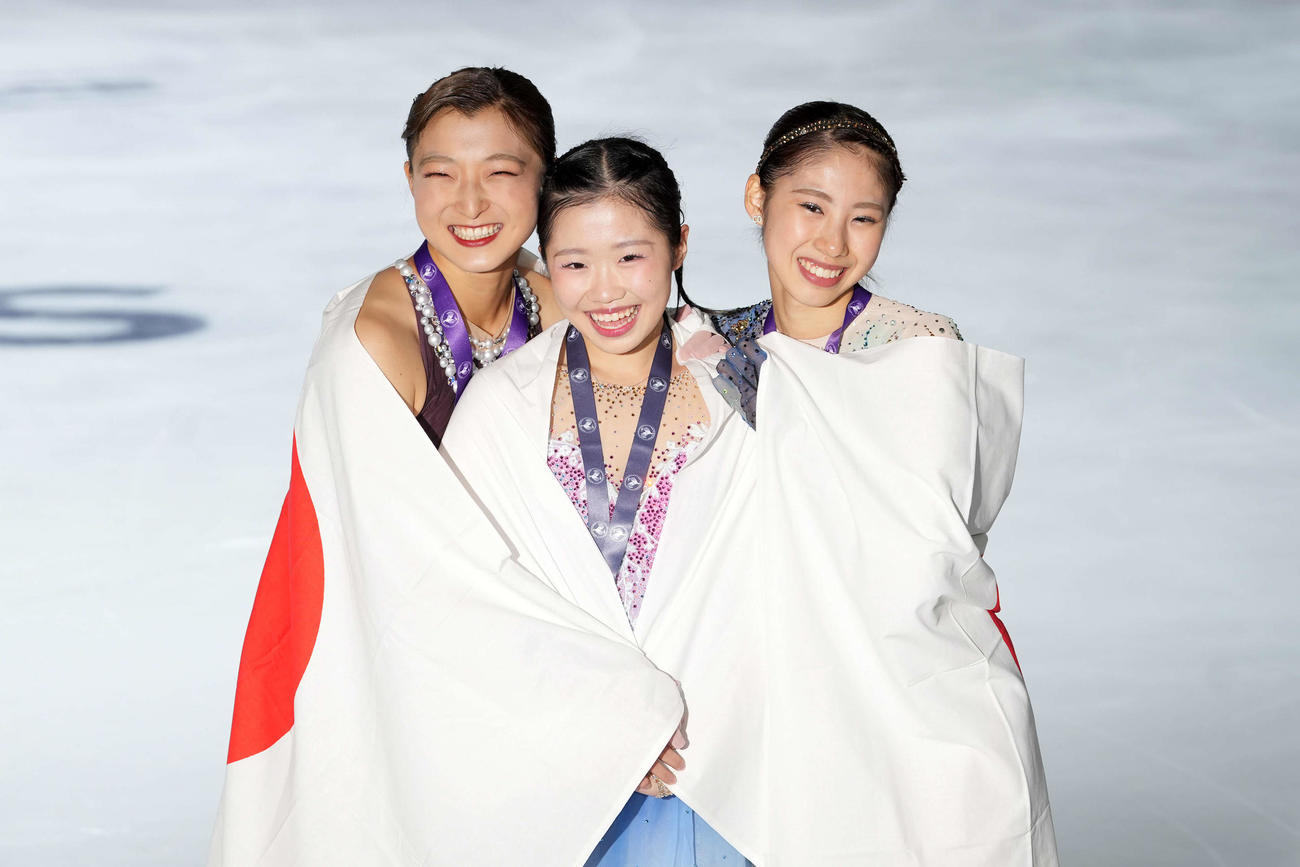 グランプリシリーズ初出場優勝を果たした中井（中央）。左は2位の坂本、右は3位の住吉（撮影・パオロ　ヌッチ）