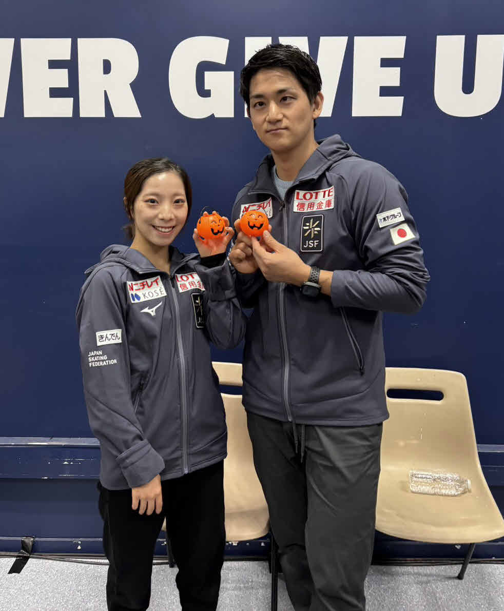 かぼちゃのおもちゃを手に、笑顔の三浦璃来（左）と木原龍一（撮影・松本愛香通信員）