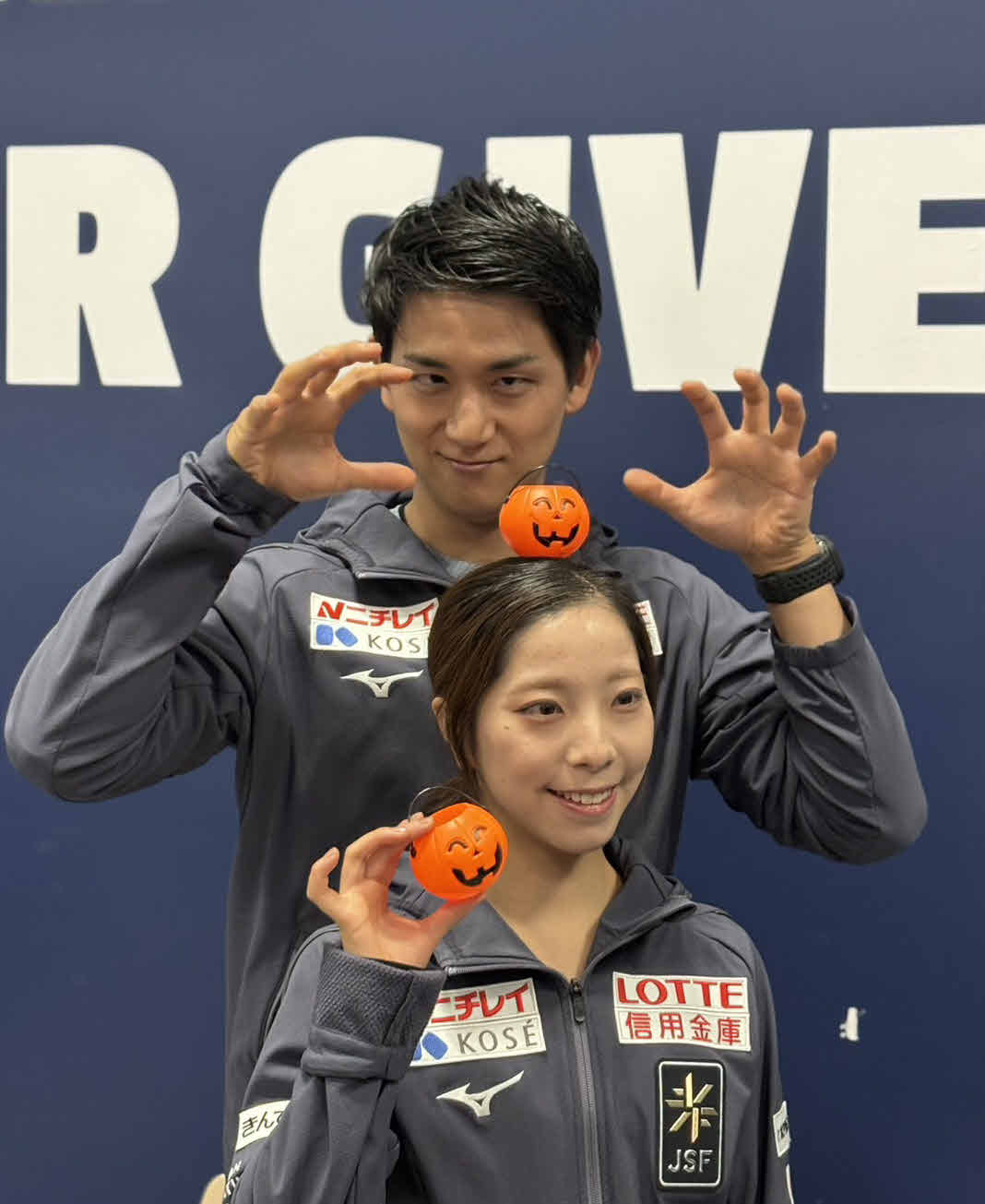 かぼちゃのおもちゃを手にポーズを決める三浦璃来（前列）と木原龍一（撮影・松本愛香通信員）