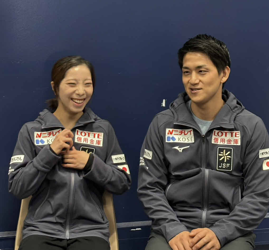 笑顔で一夜明け取材に応じる三浦璃来（左）と木原龍一（撮影・松本愛香通信員）