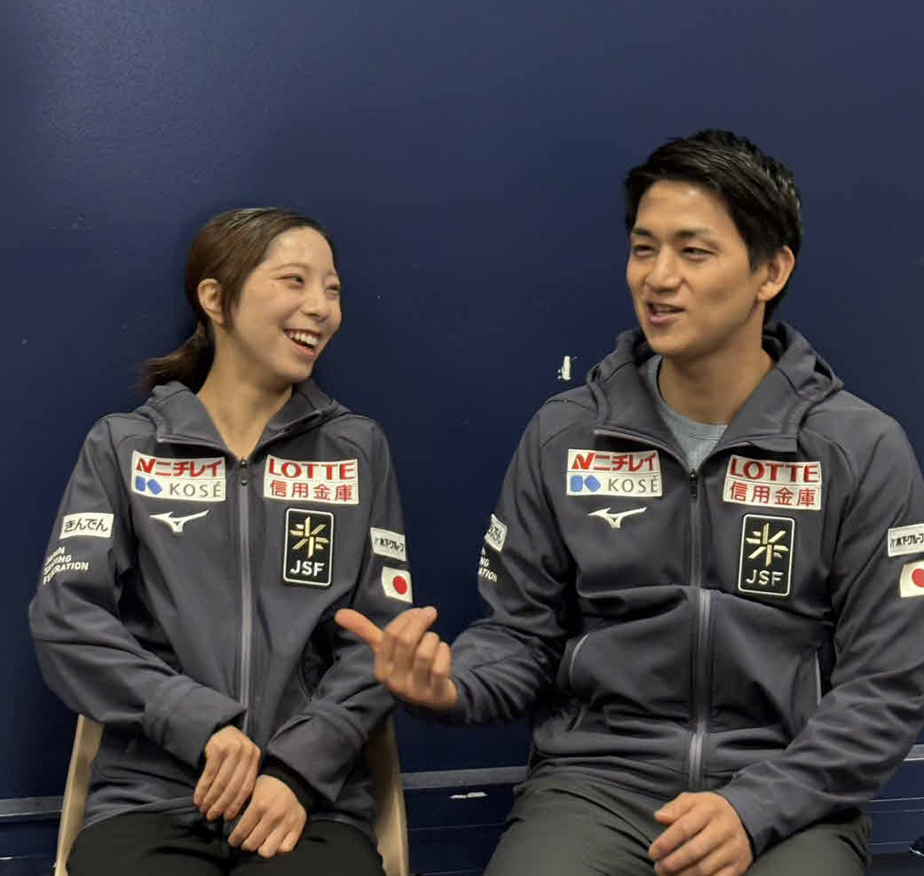 和やかな雰囲気で一夜明け取材に応じる三浦璃来（左）と木原龍一（撮影・松本愛香通信員）＝2025年10月19日、フランス・アンジェ