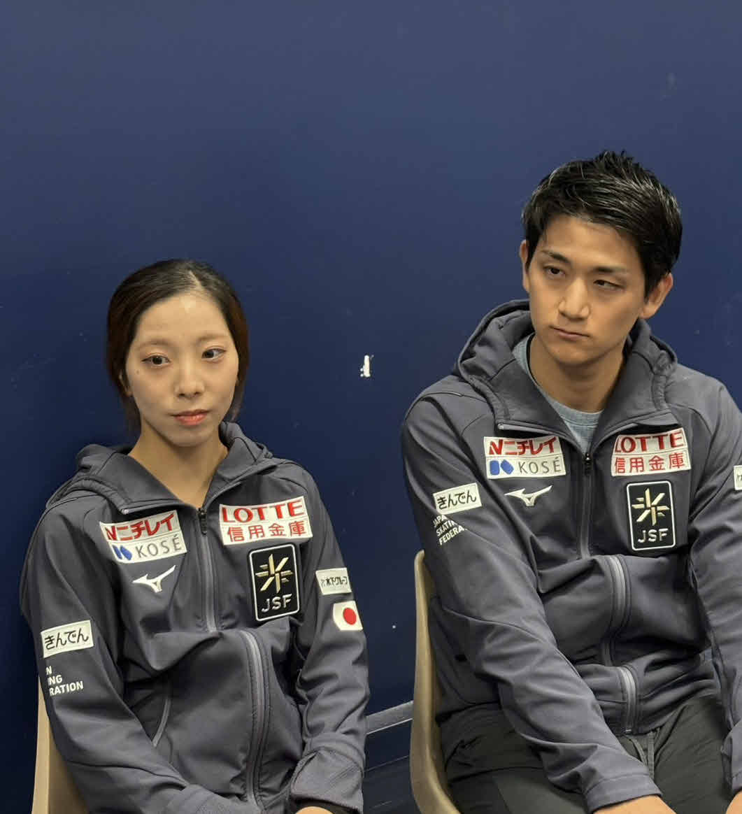 一夜明け取材に応じる三浦璃来（左）と木原龍一（撮影・松本愛香通信員）＝2025年10月19日、フランス・アンジェ