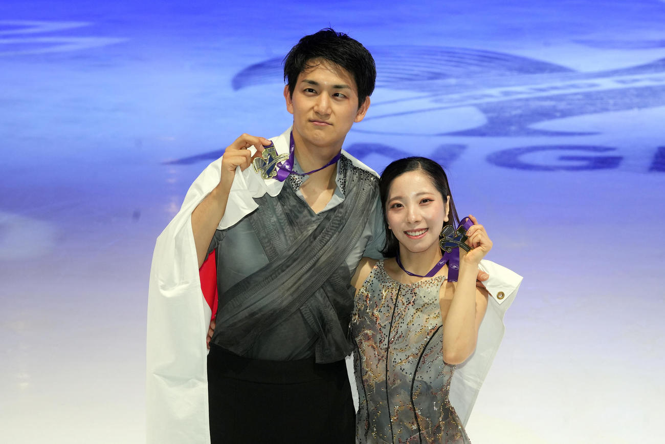 ペアで優勝しメダルを手に写真に納まる三浦（右）、木原組（撮影・パオロ　ヌッチ）