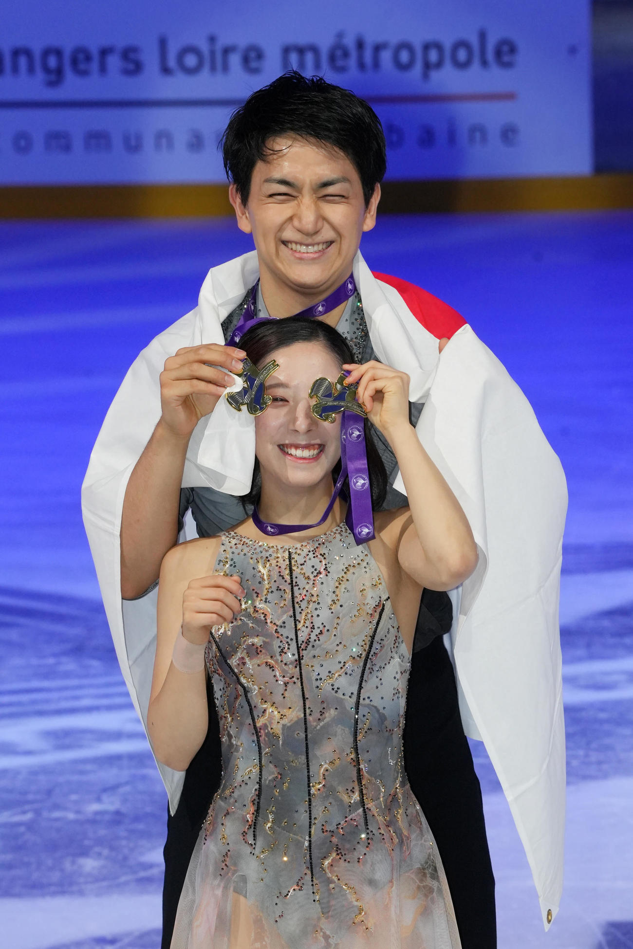 ペアで優勝しメダルを手に写真に納まる三浦（手前）、木原組（撮影・パオロ　ヌッチ）