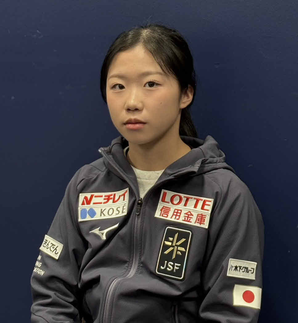 一夜明け取材中、真剣な表情を浮かべる中井亜美