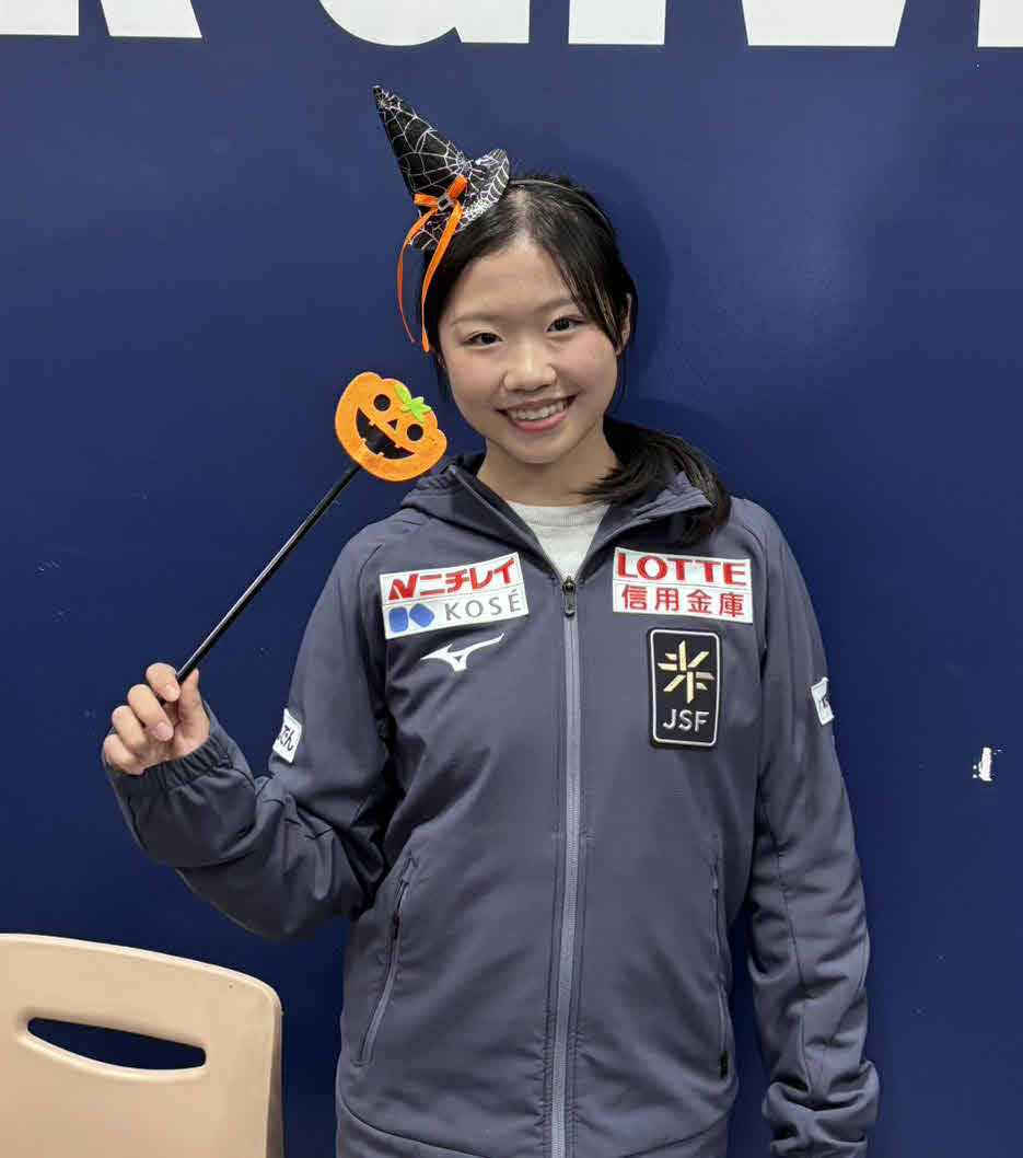 ハロウィングッズを身につけ、笑顔の中井亜美