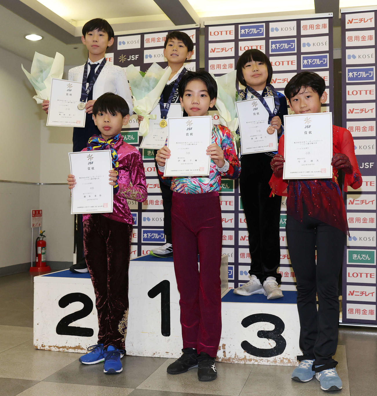 全日本ノービス選手権ノービスB男子の表彰式で笑顔を見せる、前列左から4位の藤本東馬、5位の伊藤千颯、6位の今井瑛太、後列左から2位の菊池英仁、1位の泉篤杜、3位の沢浦侑仁（撮影・宮地輝）