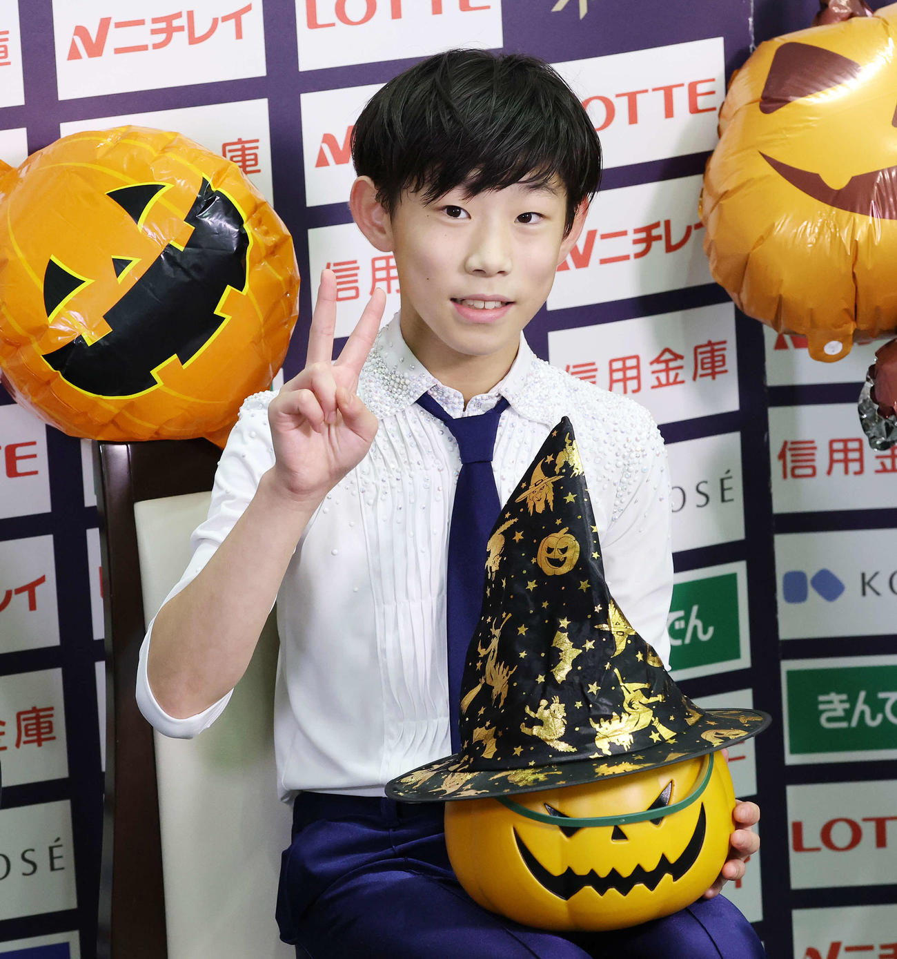 全日本ノービス選手権ノービスB男子で演技を終え笑顔でピースする菊池英仁（撮影・宮地輝）