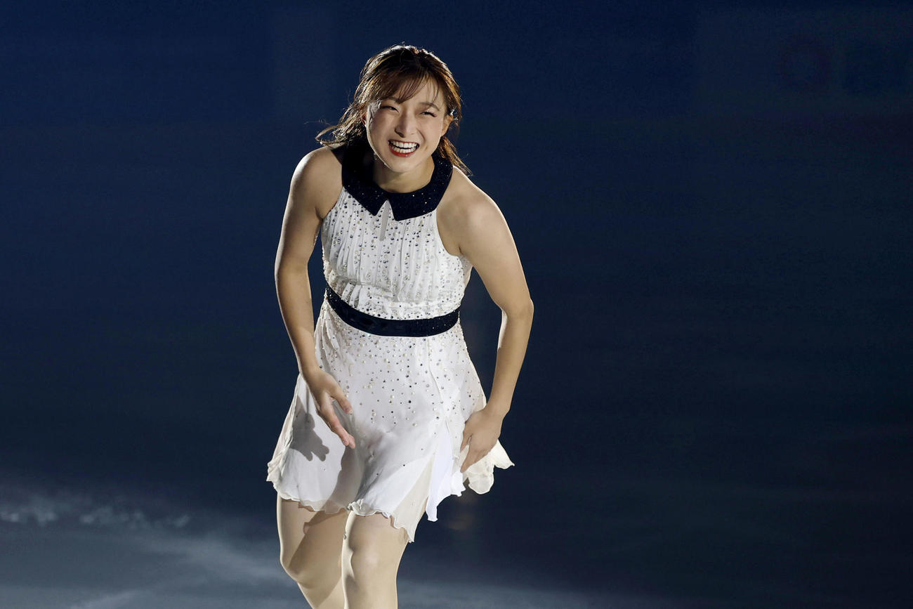 エキシビションの演技を終え、笑顔を見せる坂本花織（共同）