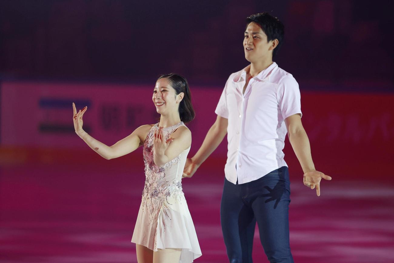 エキシビションで演技する三浦璃来（左）、木原龍一組（共同）