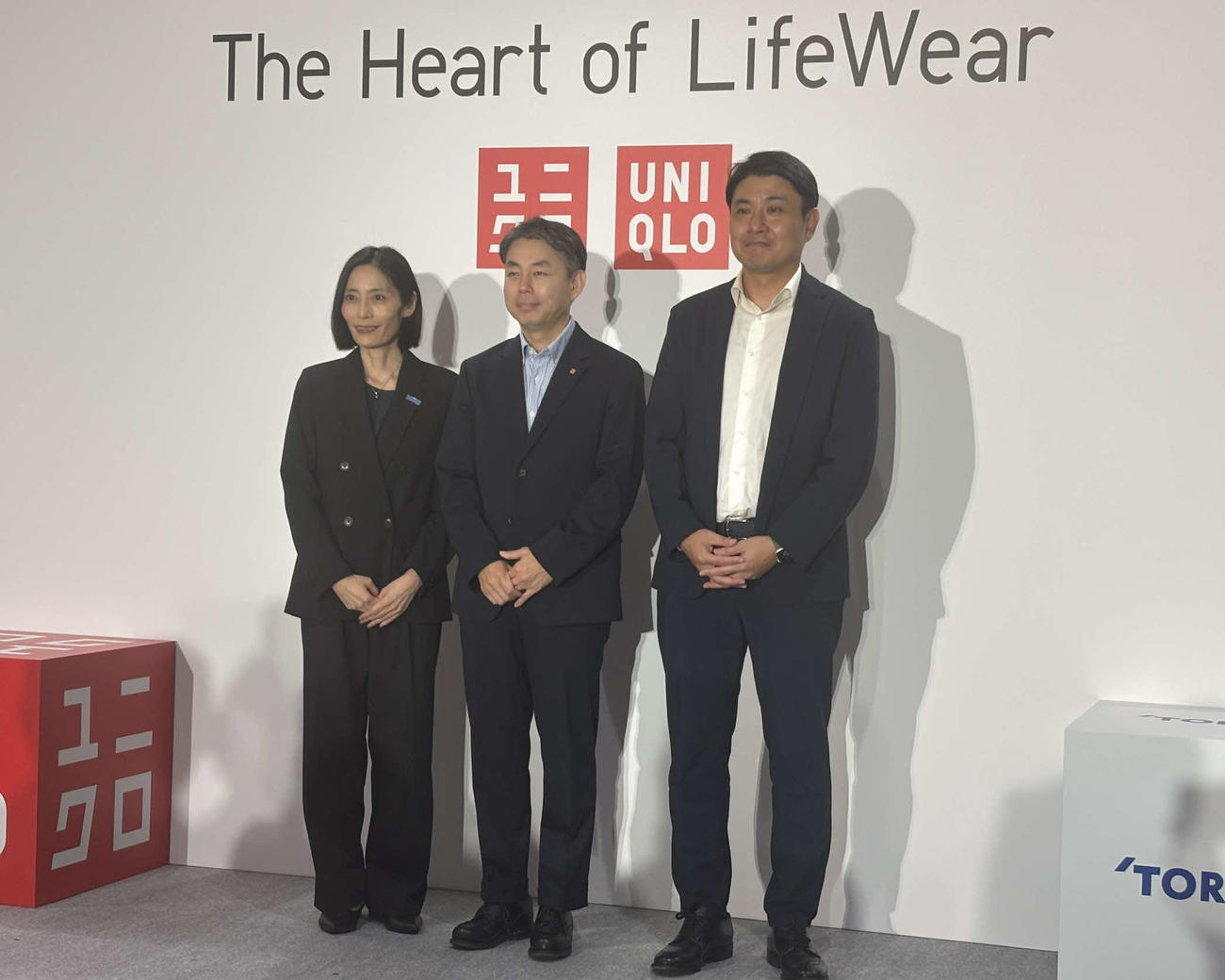 写真に納まる（左から）国連難民高等弁務官事務所駐日代表柏富美子氏、ファーストリテイリング取締役グループ上席執行委員柳井康治氏、東レGO事業部長大川倫央氏