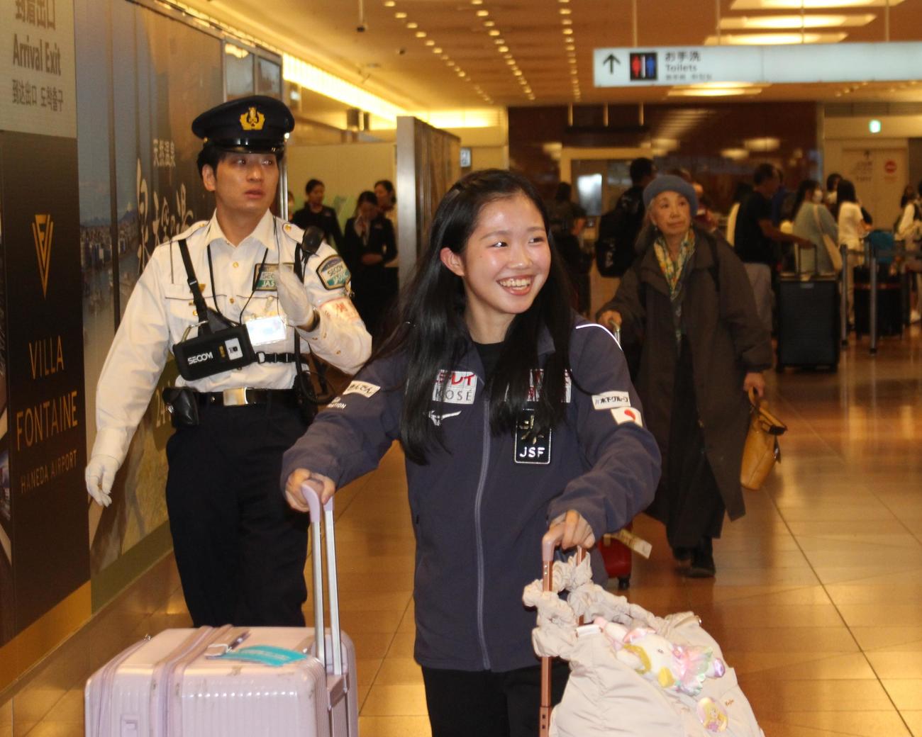 笑顔で羽田空港に帰国する中井（撮影・勝部晃多）