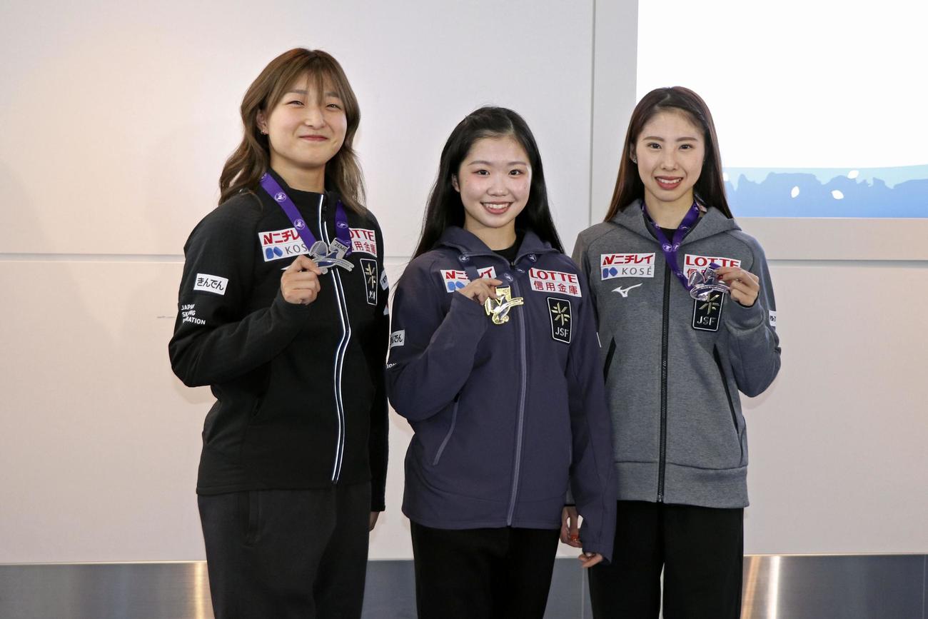 フィギュアスケートのGPシリーズフランス大会から帰国した（左から）坂本花織、中井亜美、住吉りをん（共同）