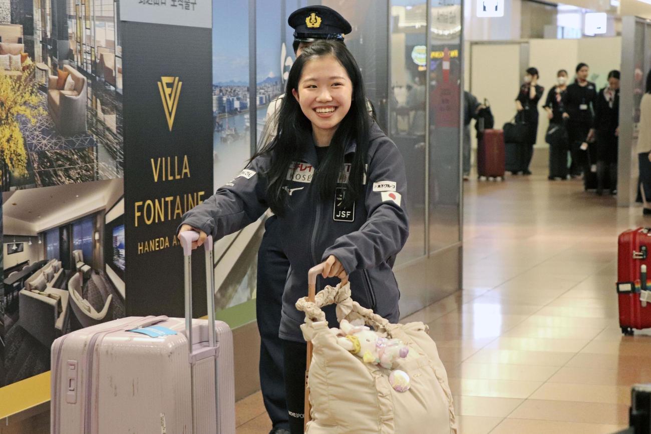 フィギュアスケートのGPシリーズフランス大会から帰国した中井亜美（共同）