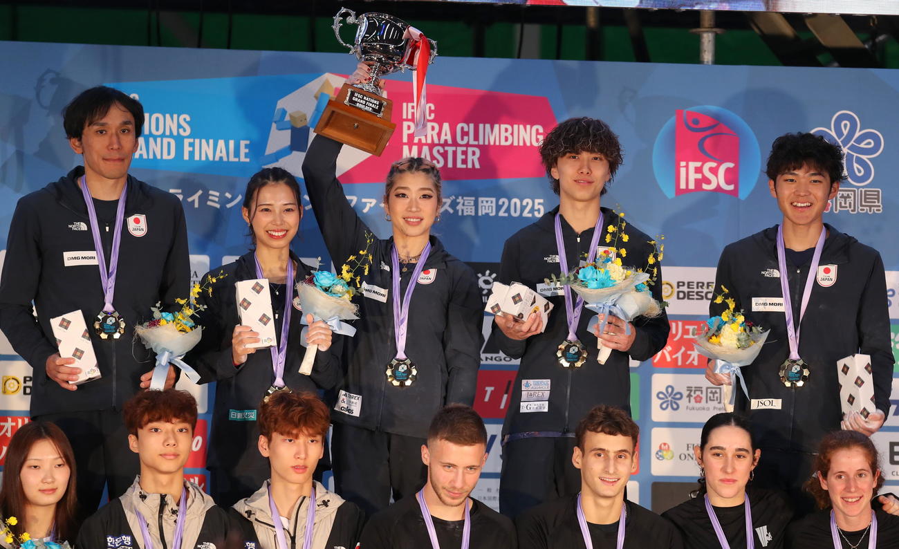 世界初の国別対抗戦グランドファイナルズのボルダーで初代王者に輝いた日本。左から鈴木友希コーチ、中村真緒、主将の野中生萌、天笠颯太、安楽宙斗（撮影・木下淳）